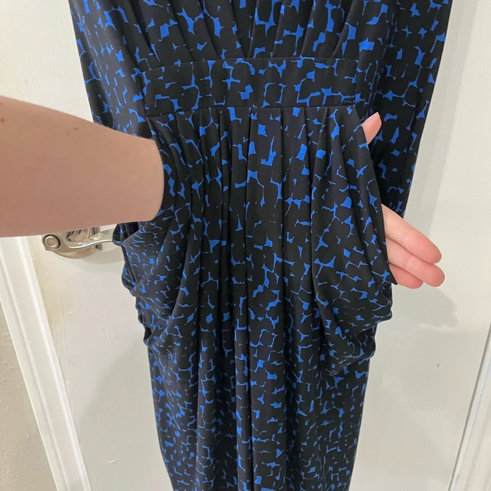 BCBG Abstract Print Fitted Dress with Accentuating Draping - size L - Picture 7 of 9